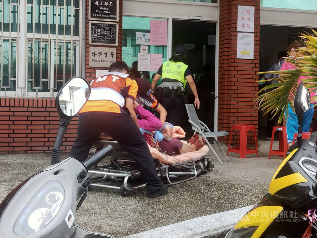 振興三倍券紙本券15日開賣,台南市麻豆郵局一名婦女抽了號碼牌後突然軟腳倒地,現場警戒的麻豆派出所警員隨即通知消防局趕來救護,警消初判可能是血糖過低。(讀者提供)中央社記者張榮祥台南傳真 109年7月15日