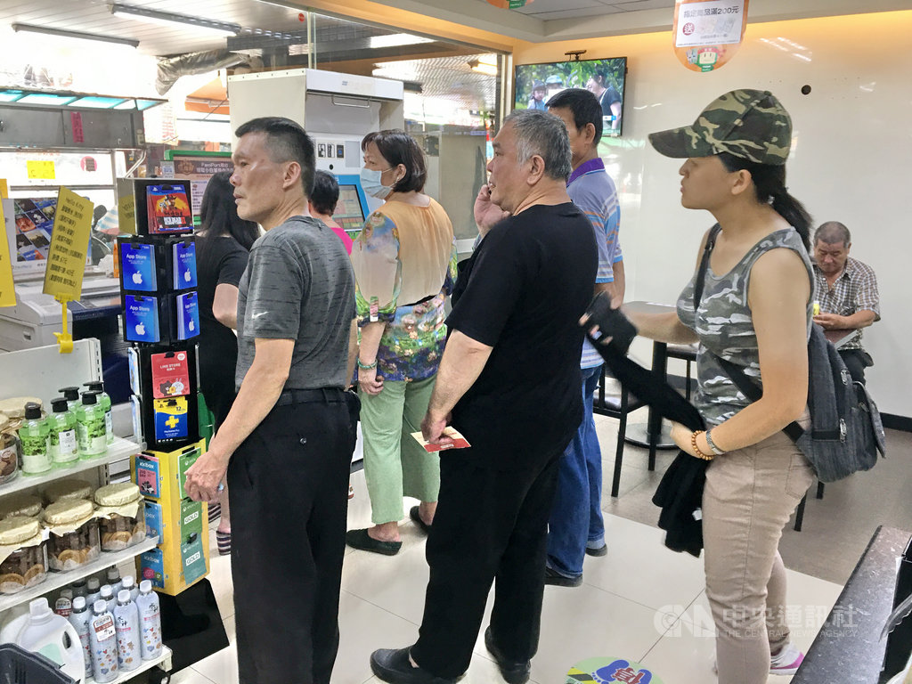 振興三倍券紙本券15日開放民眾超商領取,新北市土城區超商上午排隊人數不多。一名領到三倍券的民眾說,家裡洗衣機剛好壞掉,將用來購買正缺的電器。中央社記者黃旭昇新北攝 109年7月15日