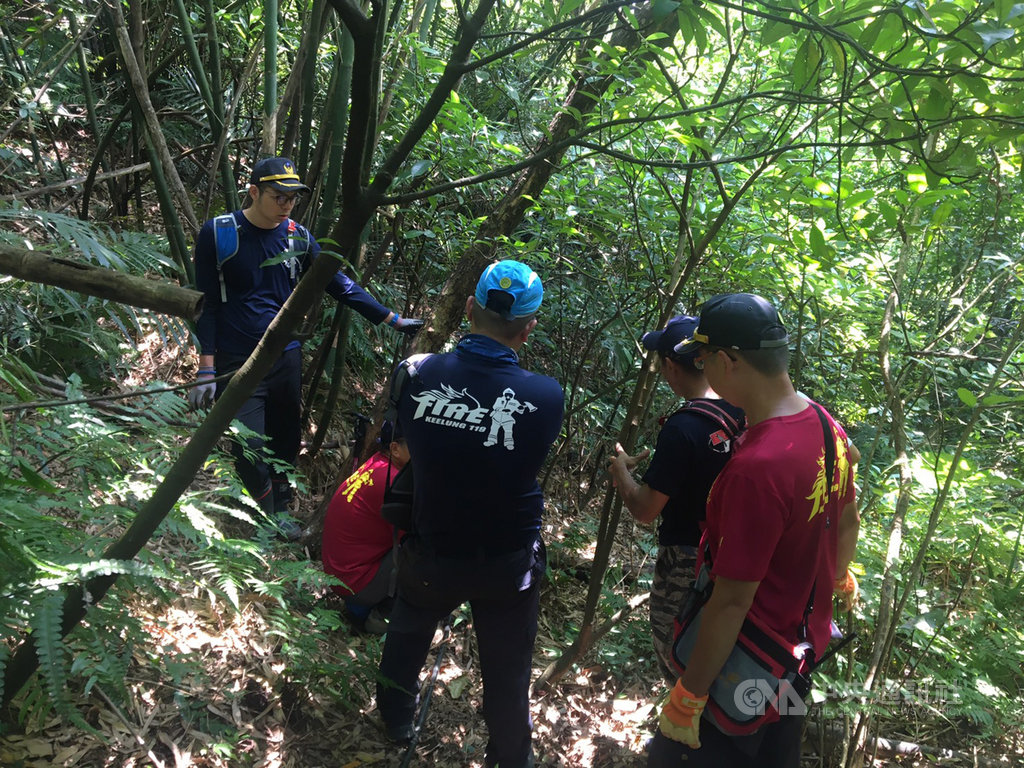 基隆74歲張姓女子14日到住家附近種菜失蹤,消防局15日凌晨獲報後立刻派員入山搜索,未發現張女身影或任何相關物品,上午再度集結人員搜尋,但到上午11時仍未尋獲。(讀者提供)中央社記者王朝鈺傳真 109年7月15日