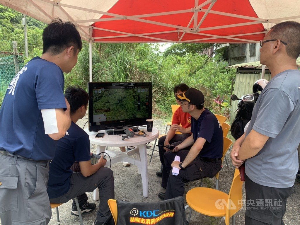 基隆74歲張姓女子14日到住家附近種菜失蹤,消防局15日一早再度集結人員並出動空拍機廣域搜尋,直到上午11時仍未尋獲。(讀者提供)中央社記者王朝鈺傳真 109年7月15日