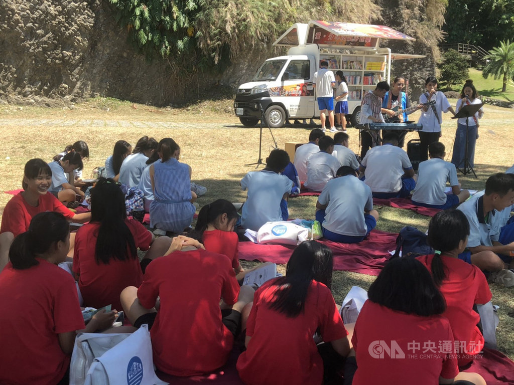 台東縣長濱鄉八仙洞是台灣最原始的文化發跡處,縣政府文化處日前在長濱八仙洞外廣場舉辦「青春洋溢.校外走讀趣」閱讀活動。(台東縣政府提供)中央社記者李先鳳傳真 109年7月15日