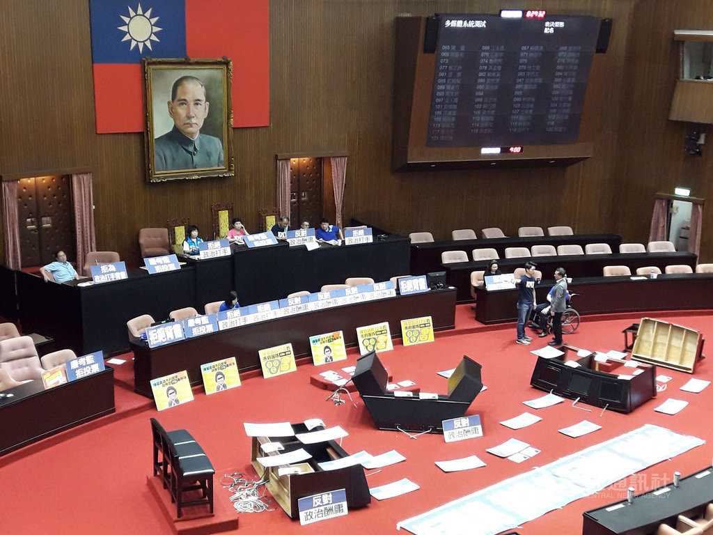 立法院臨時會全院委員會15日上午議程原定對監委被提名人進行審查,但因國民黨立委持續占據議場主席台(圖),審查會無法依原定議程進行。中央社記者范正祥攝 109年7月15日
