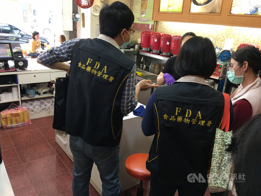 為維護飲品衛生安全,高雄市政府衛生局15日公布首波手搖飲等共抽驗250件檢體結果,2件玫瑰花、2件青果茶原料有農藥殘留等,不合格率1.6%。(高市衛生局提供)中央社記者王淑芬傳真 109年7月15日
