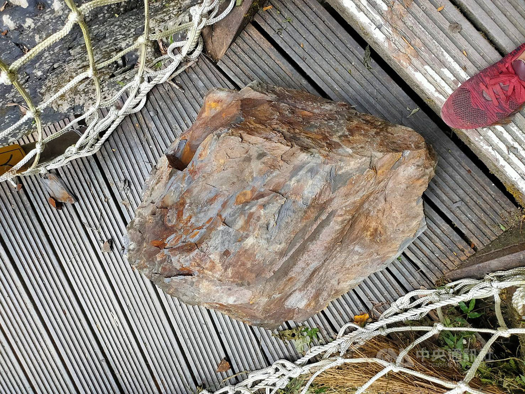 宜蘭縣新寮瀑布步道15日傳出一顆直徑約50公分大石頭掉落,所幸遊客機警蹲下,躲過直接遭擊,僅受輕傷,羅東林區管理處已緊急封閉部分步道檢視。(宜蘭縣消防局提供)中央社記者沈如峰宜蘭傳真 109年7月15日