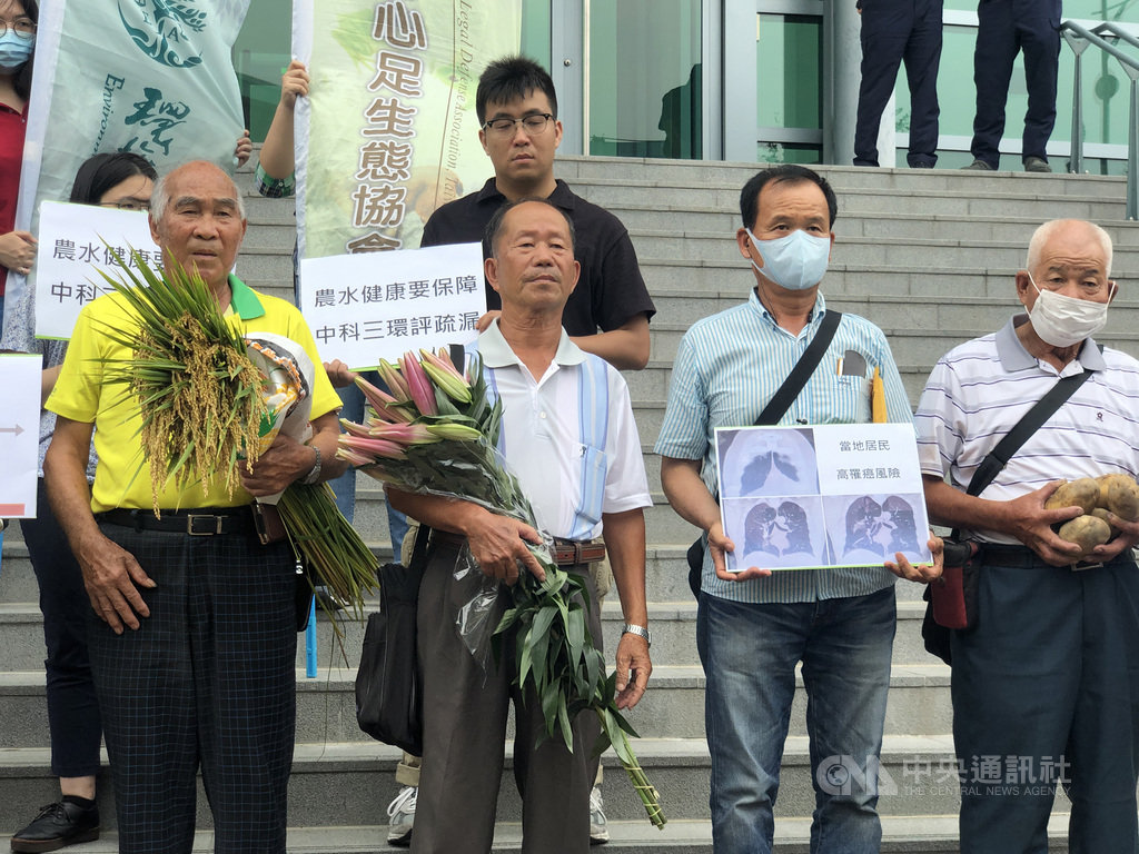 環保署通過中科三期七星園區環評,但后里農民許金水(左)認為未評估「農民用水影響」、「異丙苯」等危害物質,里長馮詠淮(右2)已罹患肺腺癌,興訟請求撤銷環評處分,15日於台北高等行政法院開庭前召開記者會說明。中央社記者劉世怡攝 109年7月15日