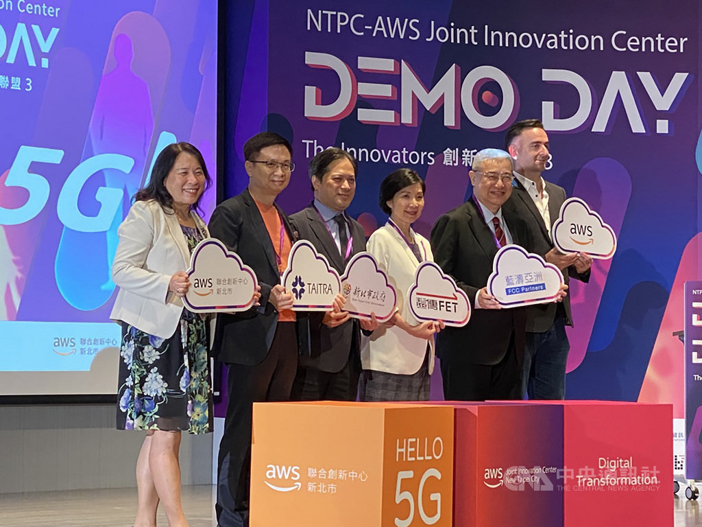新北市-亞馬遜AWS聯合創新中心15日舉行第3屆Demo Day成果發表會,邀請新北市副市長吳明機(左3)、遠傳電信總經理井琪(右3)與會。中央社記者吳家豪攝 109年7月15日