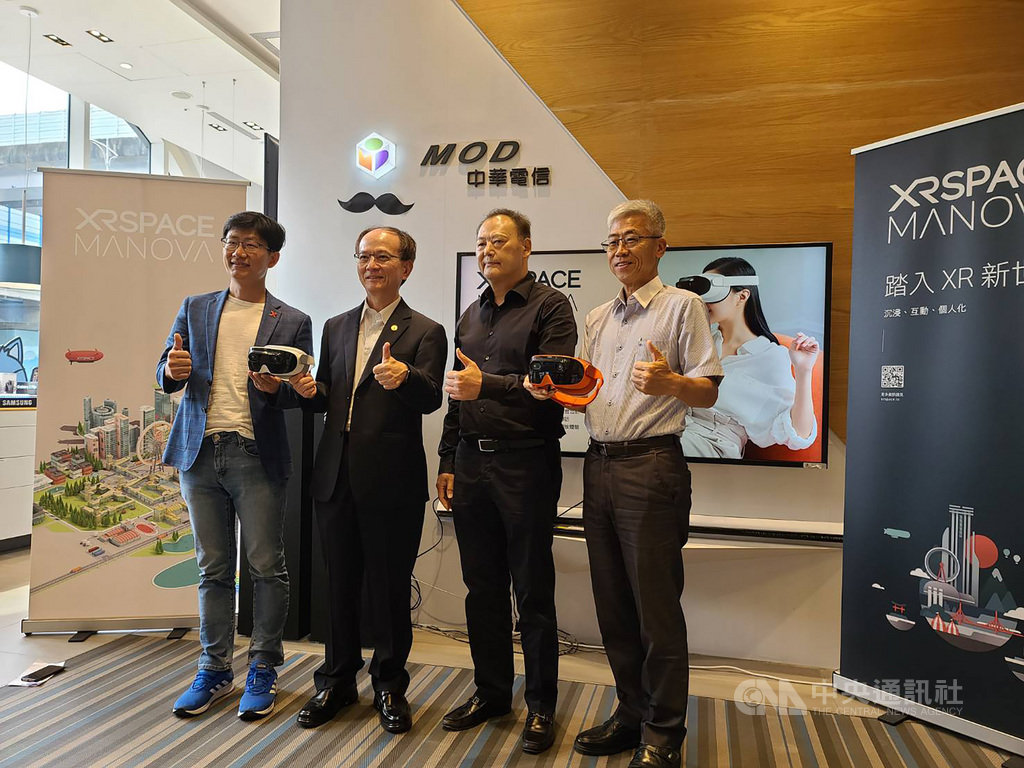 宏達電前執行長周永明(右2)表示,未來XR的體驗會是5G中最重要的;中華電信行動分公司總經理陳明仕(左2)透露,6月底5G開台至今,已有數萬的用戶。中央社記者江明晏攝 109年7月15日