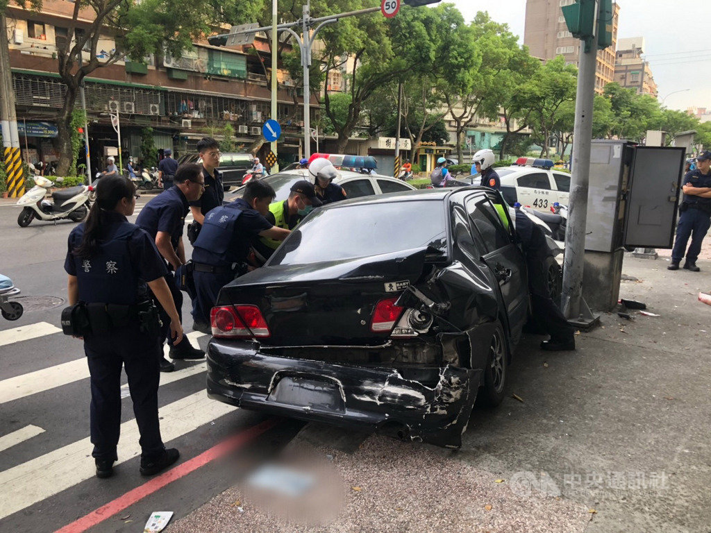 張姓男子15日傍晚駕車行經新北市樹林區大安路時,遇警方攔檢拒絕停車並加速逃逸,警方鳴槍嚇阻,張男仍開車一路逃逸,隨後疑自撞電線桿動彈不得,張男與車上因毒品案遭通緝的何女落網。(民眾提供)中央社記者黃旭昇新北傳真 109年7月15日