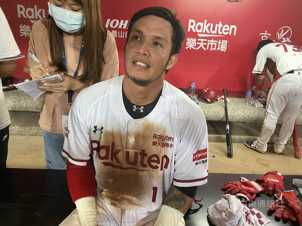 中職樂天桃猿隊15日在桃園棒球場和富邦悍將隊交手,桃猿隊陽耀勳(前)5打數敲出5支安打,差一支全壘打就能達成完全打擊,順利帶起攻勢,助隊以14比3奪勝。中央社記者楊啟芳攝 109年7月15日