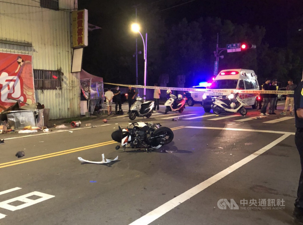 陳姓少年無照騎車載著蘇姓少年上路,15日凌晨行經新北市三峽區時,疑闖紅燈直接攔腰撞上警車,陳姓少年送醫不治,警車上2名警員受傷,另蘇姓少年也受傷。(民眾提供)中央社記者黃旭昇新北傳真 109年7月15日