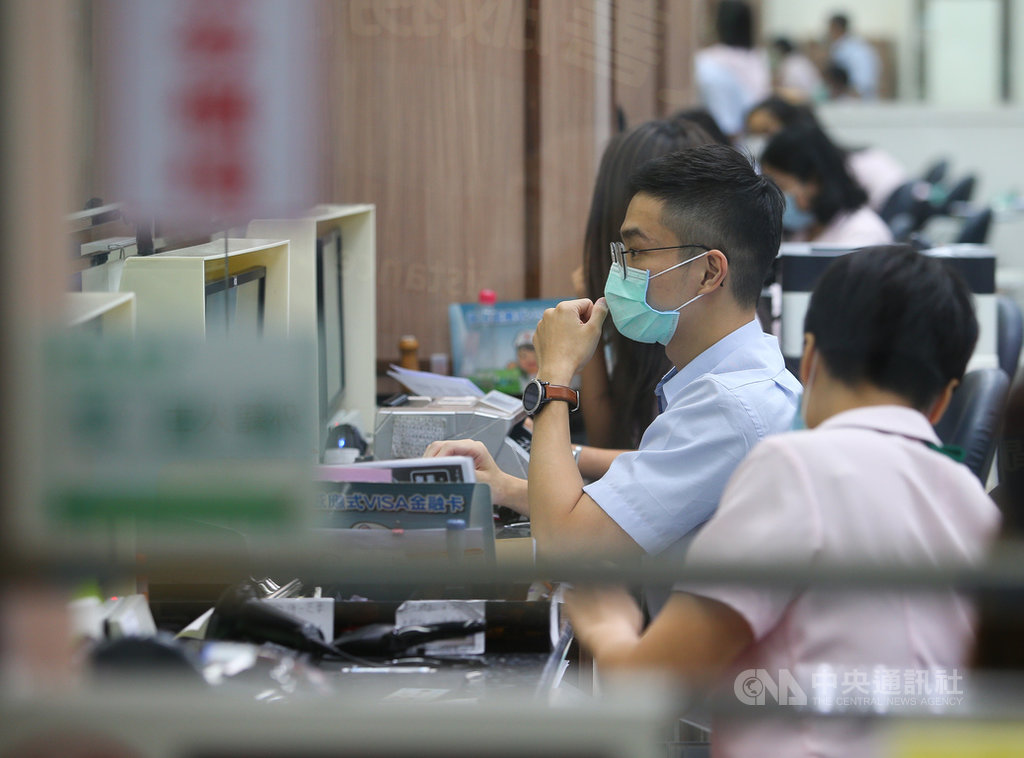 全台1299間郵局15日上午8時30分,開賣紙本振興三倍券;上午9時49分發生網路系統當機13分鐘,上午10時2分修復。圖為北門郵局工作人員作業情形。中央社記者謝佳璋攝 109年7月15日