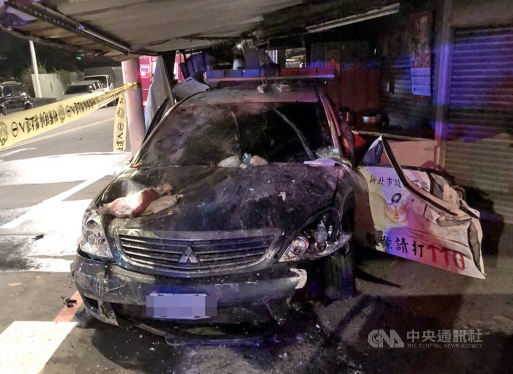 新北市三峽區15日凌晨發生無照駕駛機車衝撞警方巡邏車車禍,造成1死3傷。(民眾提供)中央社記者黃旭昇新北傳真 109年7月15日