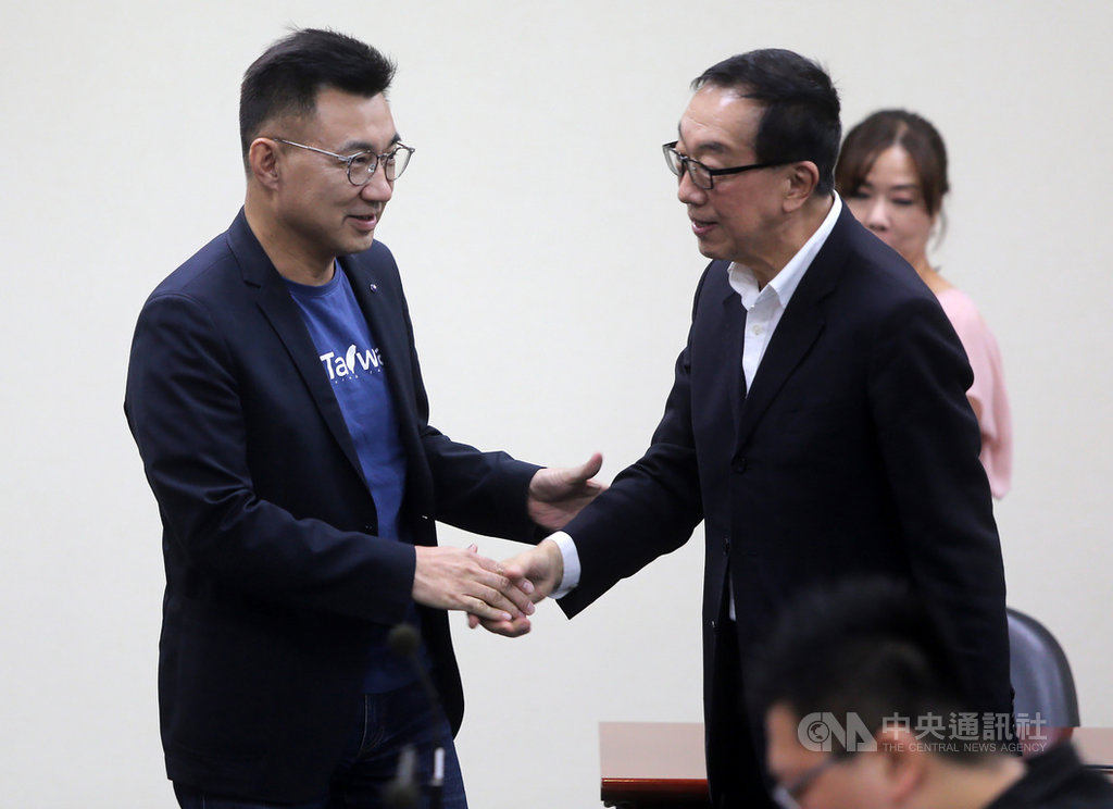 中國國民黨中常會15日在中央黨部舉行,主席江啟臣(左)抵達後,與出席會議的中常委握手致意。中央社記者鄭傑文攝 109年7月15日