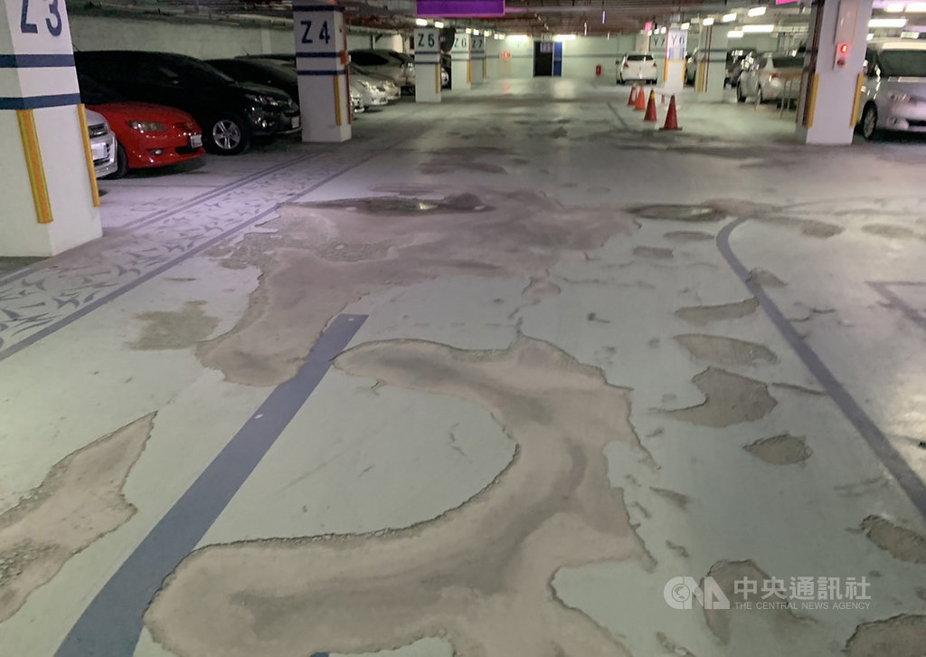 台中市市政公園停車場天花板出現滲水狀況,多處地板損壞,出現積水現象。市府表示,廠商未進場修繕,將先行修繕後,再向廠商求償。(民眾提供)中央社記者趙麗妍傳真 109年7月15日
