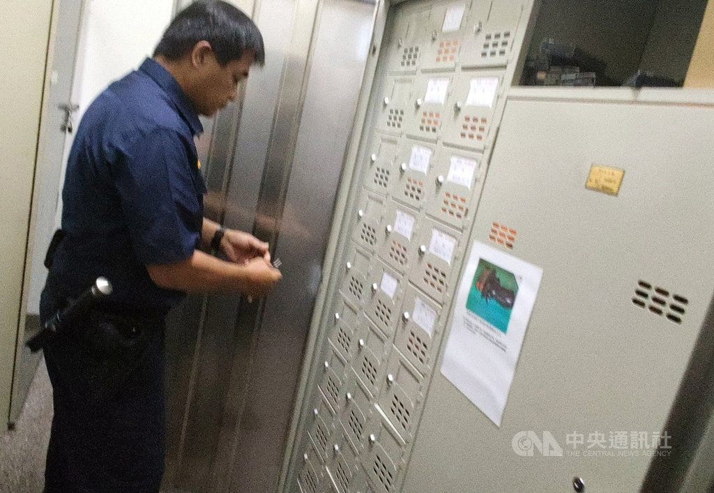 紙本振興三倍券15日發放,台東金峰鄉沒有郵局和超商,由警局分駐所代為發放,員警將三倍券鎖在槍櫃中,嚴密保管。中央社記者盧太城台東攝 109年7月15日