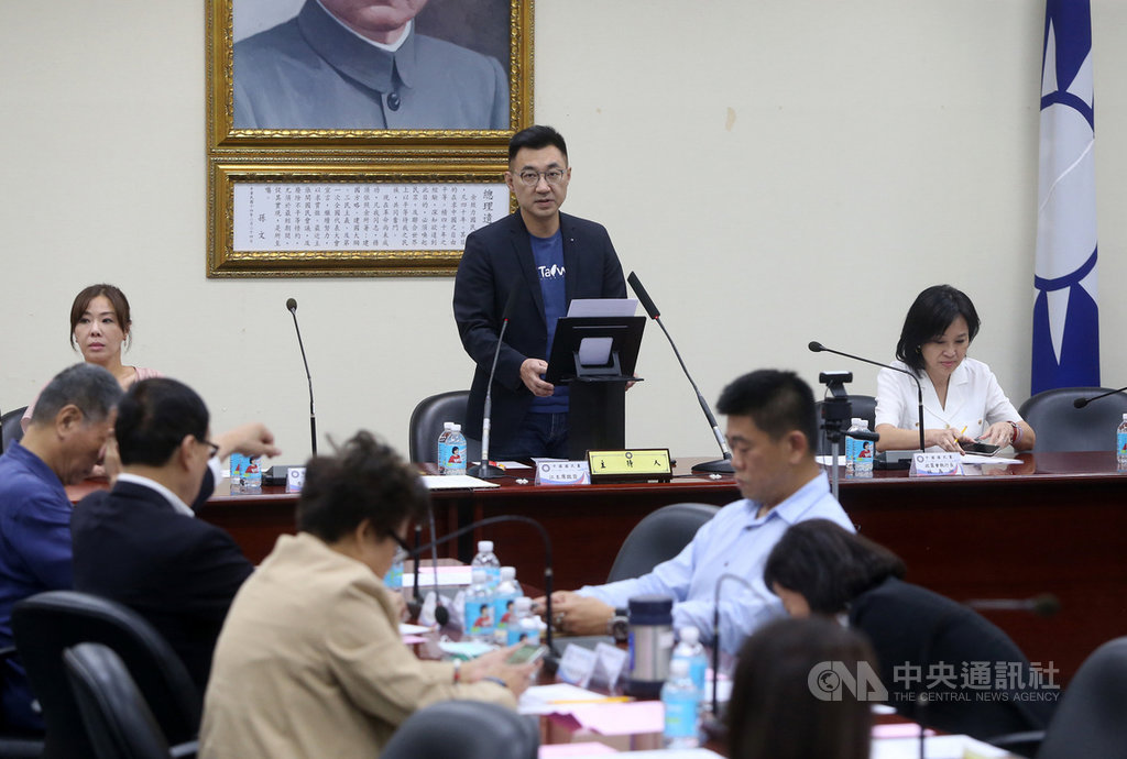 中國國民黨15日在中央黨部舉行中常會,主席江啟臣(後中)主持會議並致詞。中央社記者鄭傑文攝 109年7月15日