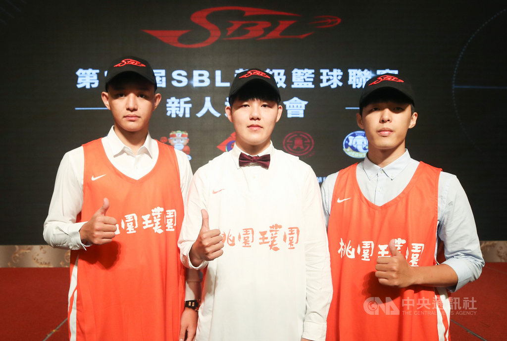 第18季超級籃球聯賽(SBL)新人選秀會15日登場,儘管璞園建築已決定加入新聯盟,但依舊派代表出席選秀會,並執行選秀權,一口氣挑進輔大射手盧峻翔(左)、吳季穎(右)、台藝大姜廣謙(中)等3好手。中央社記者張新偉攝 109年7月15日