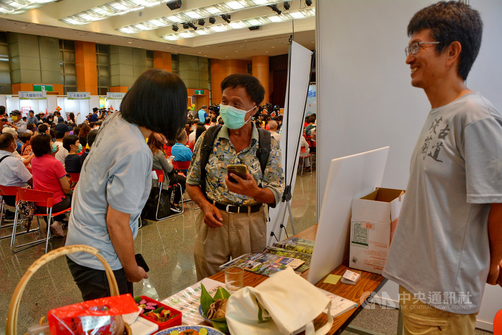 新北市政府15日在市府大禮堂舉辦「微型旅展」,動員人民團體採購在地遊程,旅遊業者到場行銷淡蘭古道等,邀民眾探訪山林秘境。中央社記者黃旭昇新北攝 109年7月15日