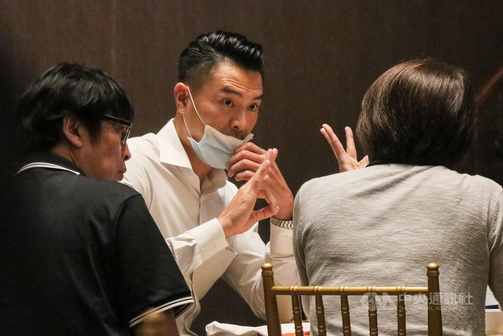 第18季超級籃球聯賽(SBL)新人選秀會15日登場,璞園建築日前已表態加入新聯盟,董事長辦公室主任陳信安(中)表示,屆時璞園將有2支球隊,人事組成規劃分成兩邊進行。中央社實習記者劉至柔攝 109年7月15日