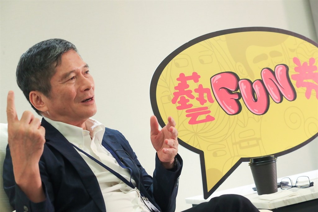 文化部加碼推出的「藝FUN券」將從18日開放APP下載,文化部長李永得15日接受中央社專訪時表示,目前有超過8000家業者申請成為藝FUN店家,提供民眾在書店、網路訂購各種類型藝文表演、電影院、唱片行、文創園區等使用,未來民眾也可用藝FUN券「打賞」給街頭藝人。中央社記者吳家昇攝 109年7月15日