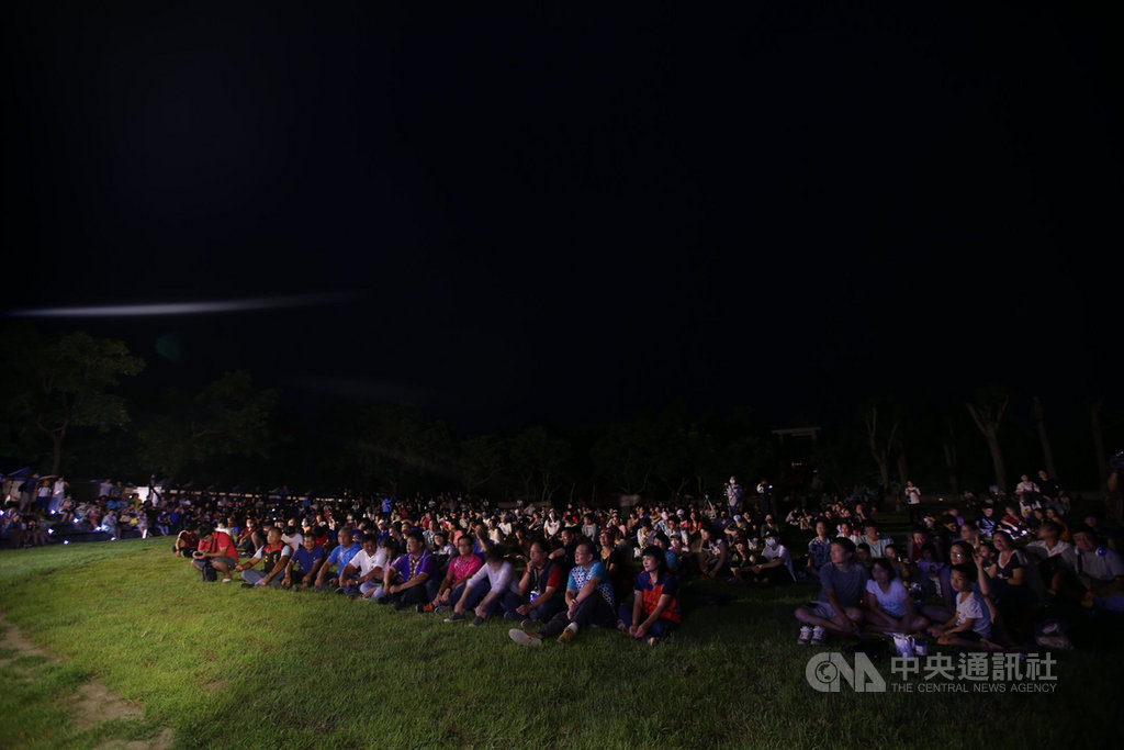 台東最美星空音樂會今年以「星空秘境」為主題,推出7場音樂會,18日晚間選在長濱鄉八仙洞舉行,帶領民眾走入時光迴廊。圖為往年活動情形。(台東縣政府提供)中央社記者李先鳳傳真 109年7月15日