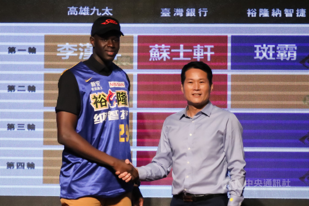 第18季超級籃球聯賽(SBL)新人選秀會15日登場,第3順位的裕隆納智捷指名中州科大外籍生斑霸(左),成為史上首名獲選的外籍生。中央社實習記者劉至柔攝 109年7月15日