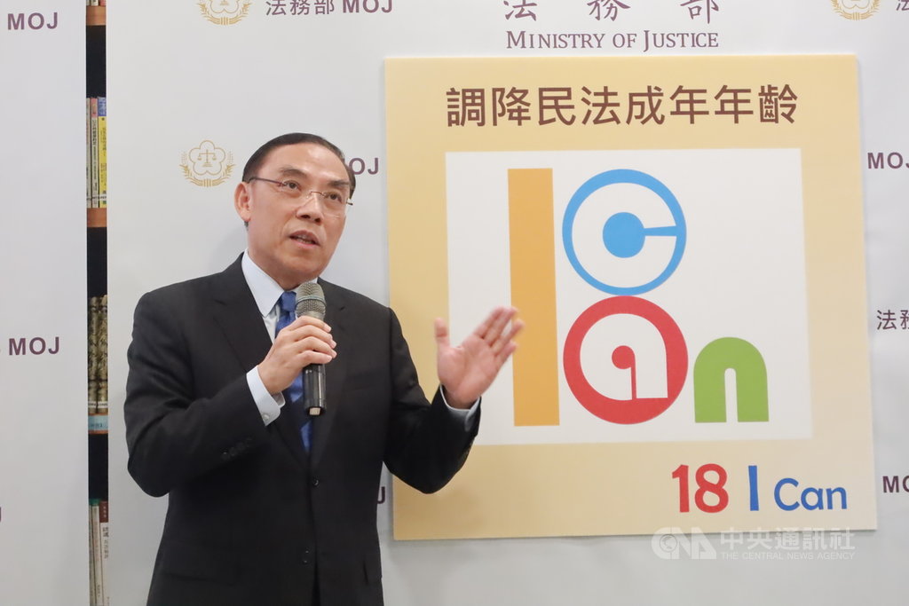 媒體報導,北檢一名劉姓檢察官在外提供法律諮詢,照片淪為吸金集團取信被害人的工具。法務部長蔡清祥(圖)15日對此表示,檢察官應謹言慎行,檢察長也要負起責任,嚴加注意所屬在外言行。中央社記者蕭博文攝 109年7月15日