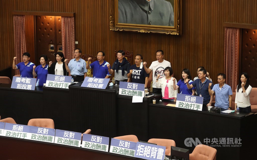 立法院臨時會15日原定審查監察院人事案,但國民黨立委持續占據議場主席台,高喊「拒絕酬庸、退回提名」,立法院議事持續空轉,無法依原定議程進行審查。中央社記者張皓安攝 109年7月15日