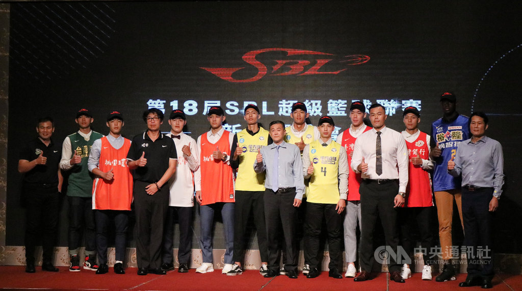 第18季超級籃球聯賽(SBL)新人選秀會15日登場,獲選球員與5隊總教練合影。中央社實習記者劉至柔攝 109年7月15日
