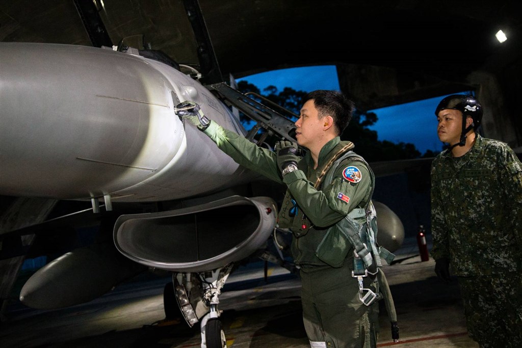 空軍嘉義、花蓮基地F-16戰機14日晚間緊急起飛執行夜間防空攔截作戰課目,空軍第五戰術混合聯隊飛行員執行起飛前戰機360度檢查。(國防部提供)