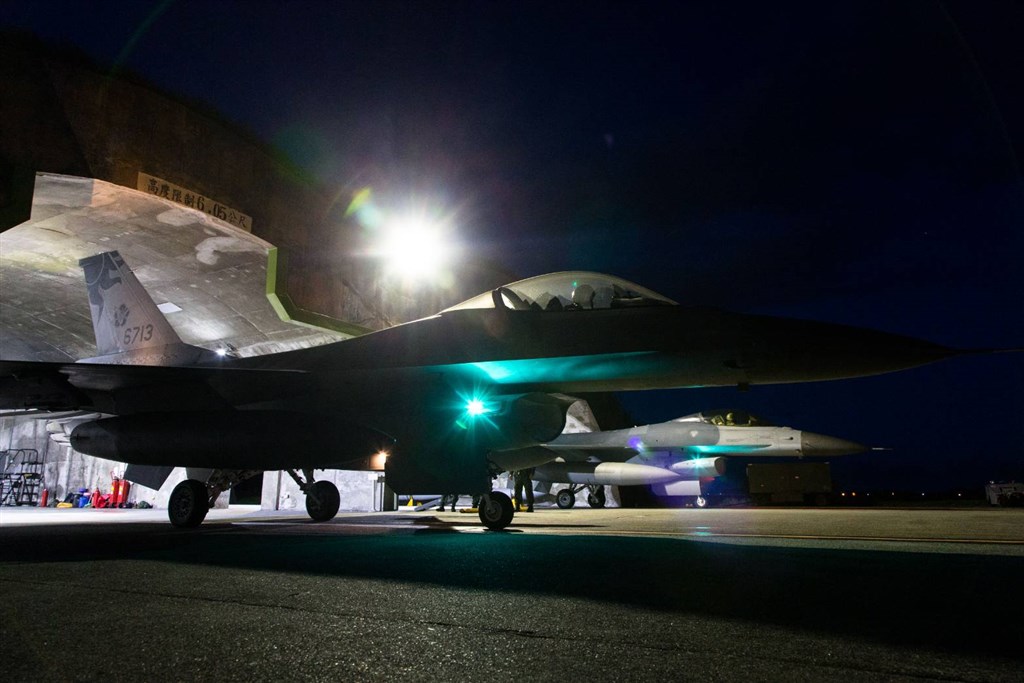 國軍漢光36號實兵實彈演習15日進入第3天,空軍嘉義、花蓮基地F-16戰機14日晚間緊急起飛執行夜間防空攔截作戰課目,地面部隊也完成接戰準備。圖為空軍F-16戰鬥機滑出機庫,待命升空。(國防部提供)