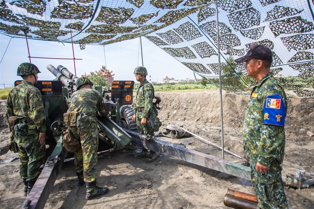 砲訓中心教官協助召員盡快恢復砲兵專長。(軍聞社提供)