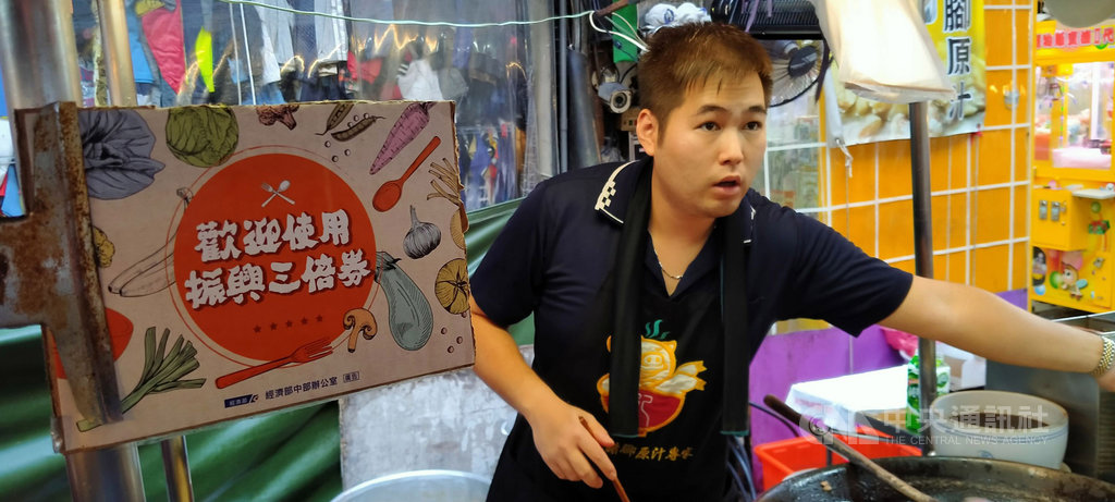 振興三倍券15日正式上路,基隆廟口仁三路部分攤商婉拒收三倍券,相鄰的愛四路夜市管委會則配合政府收取三倍券。愛四路一家販售豬腳的業者在攤位貼上貼紙,歡迎民眾使用三倍券消費。中央社記者王朝鈺攝 109年7月15日