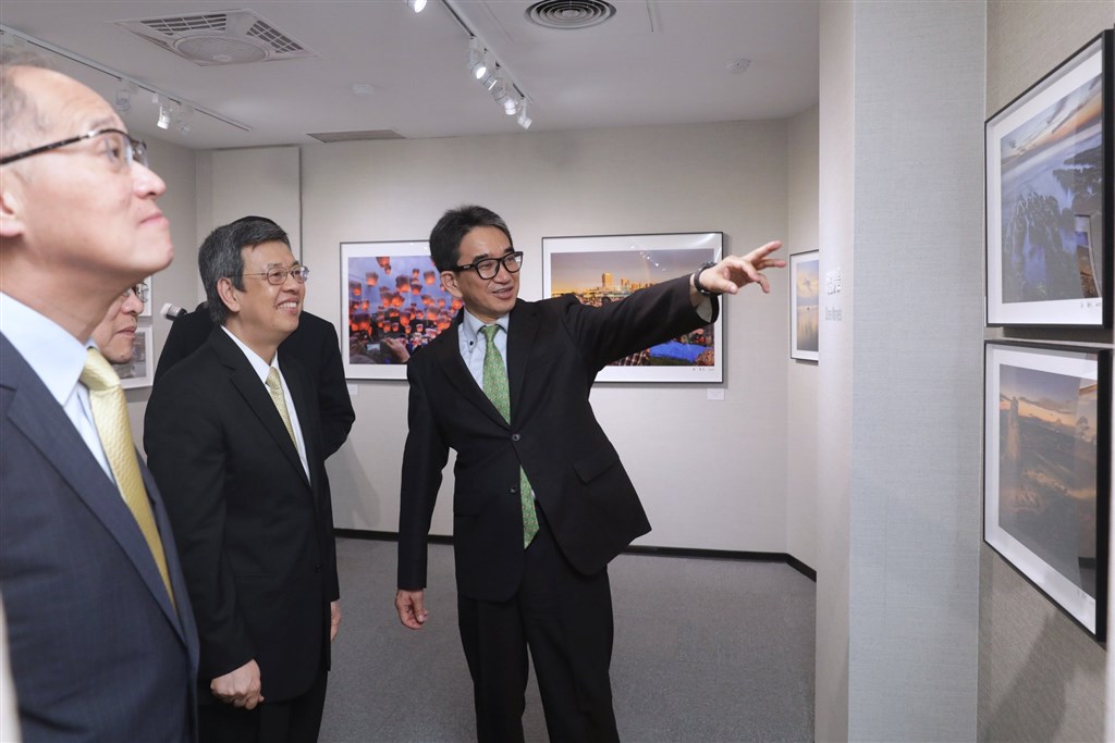 曾派駐台灣的日本外務省官房長垂秀夫(右1)傳出可能接任日本新任駐中國大使。圖為2018年總統府展出「海島之國-垂秀夫攝影創作展」,時任副總統陳建仁(右2)前往參觀。(圖取自facebook.com/chencj)