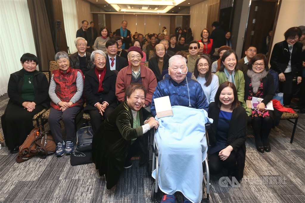 圖為九歌出版社2018年40週年社慶活動,創辦人蔡文甫(前中)與作家、親朋好友們皆出席共襄盛舉。
