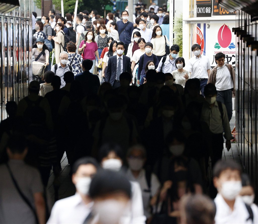 日本東京都疫情持續升溫,15日單日新增確診病例165例,已連續7天逾百例。(共同社提供)