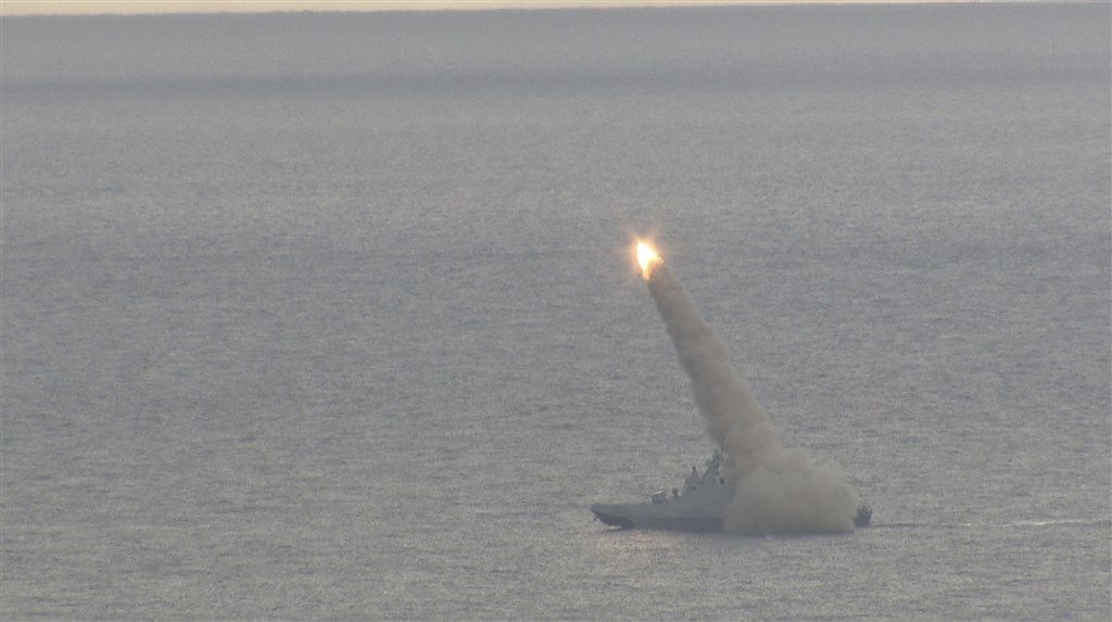 海軍沱江軍艦射擊雄風三型反艦飛彈。(國防部提供)