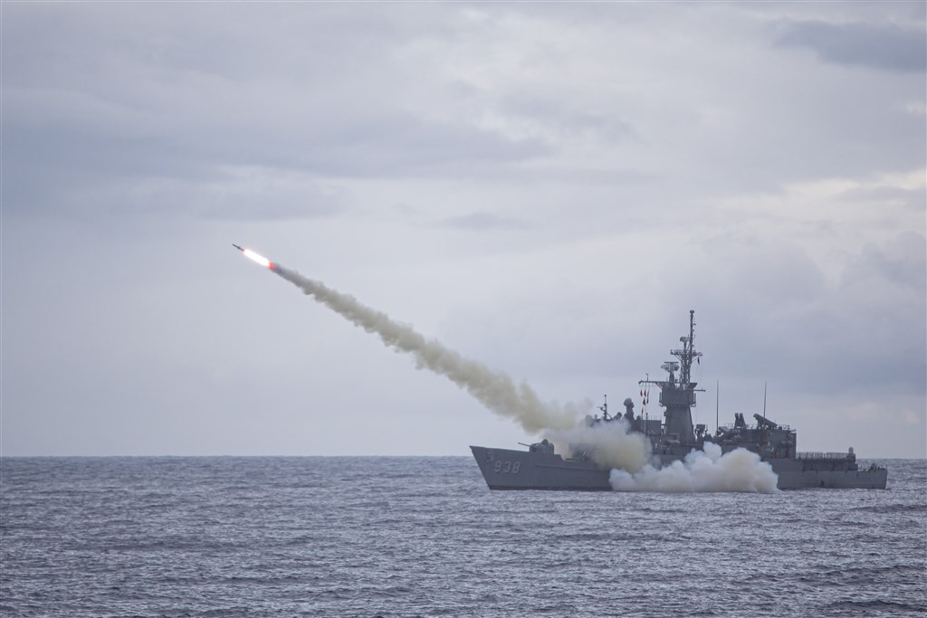 海軍寧陽軍艦發射魚叉反艦飛彈。(國防部提供)