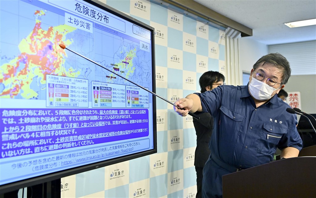 日本氣象廳決定從9月開始在官網放置民間廣告,可能跟氣象廳財政困難有關。日本政府的省廳單位在官網放置收費廣告並不常見。圖為8日氣象廳舉行記者會說明暴雨。(共同社提供)