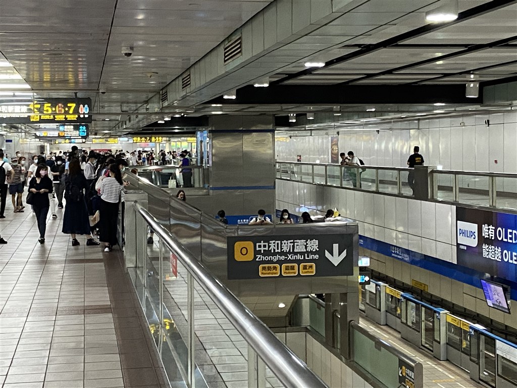 北捷表示,下午2時52分因台電供電異常,影響板南線忠孝新生至南港展覽館站車站及列車運行。圖為忠孝新生站。(中央社)