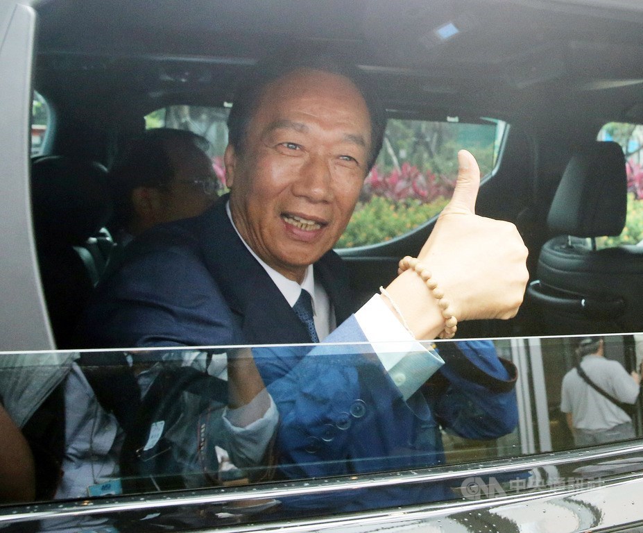 鴻海股價從3月中旬低檔反彈迄今漲幅超過3成,推估郭台銘(前)持股增值達新台幣280億元。(中央社檔案照片)