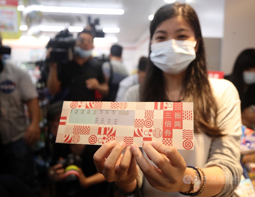 振興三倍券15日開放領取使用,民眾到統一超商領取。三倍券為超商帶進人流,4大超商皆推出領券優惠,吸引到店民眾近一步消費。中央社記者張新偉攝 109年7月15日