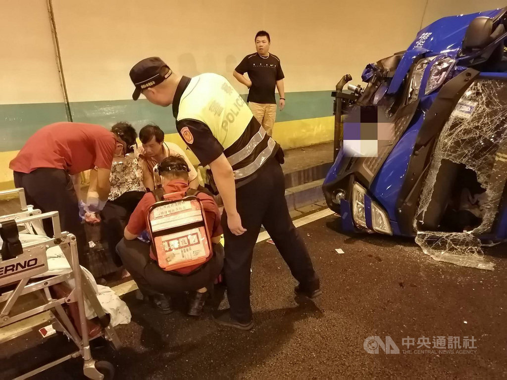 男子16日駕駛汽車行經國道3號福德隧道時,因車流回堵減速,但後方小貨車的男駕駛卻未保持安全距離,導致煞車不及而追撞,造成小貨車側翻停於外線車道待援,車頭嚴重毀損、擋風玻璃全碎裂,警消獲報後協助將傷者送醫,現場已恢復正常通行。(國道公路警察局提供)中央社記者黃麗芸傳真 109年7月16日
