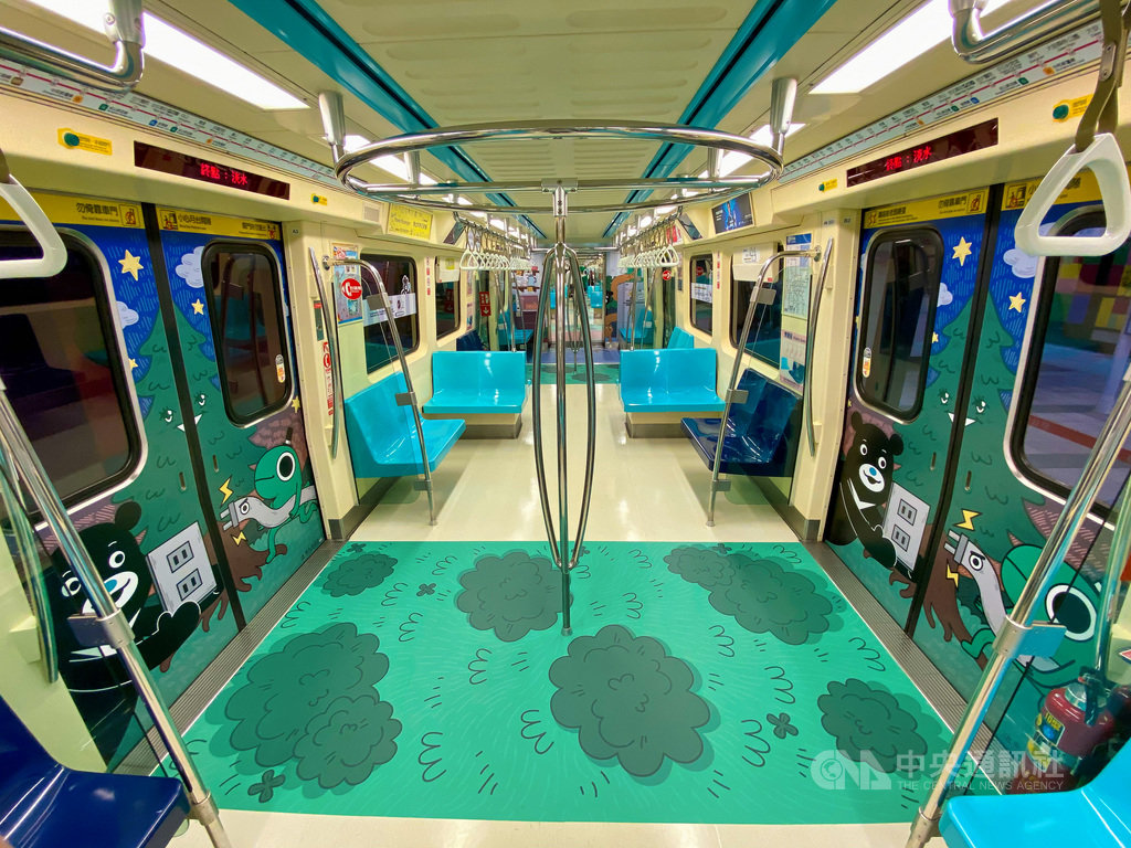 台北市觀傳局16日舉行「節電任務彩繪捷運列車開跑」記者會,在部部車廂內部以居家節能等主題彩繪,分享節電招,盼透過怪奇事務所中古世紀黑色幽默畫風,帶領民眾認識各種節電知識。中央社記者謝佳璋攝 109年7月16日