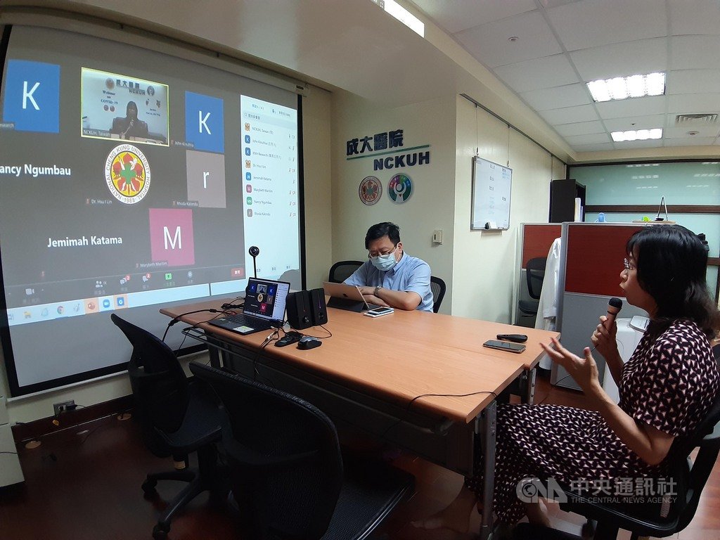 台灣成功防疫武漢肺炎,成大醫院和非洲肯亞奈洛比大學、肯亞塔國立醫院14日晚上共同舉辦視訊研討會,提供台灣防疫經驗。(成大醫院提供)中央社記者張榮祥台南傳真 109年7月16日
