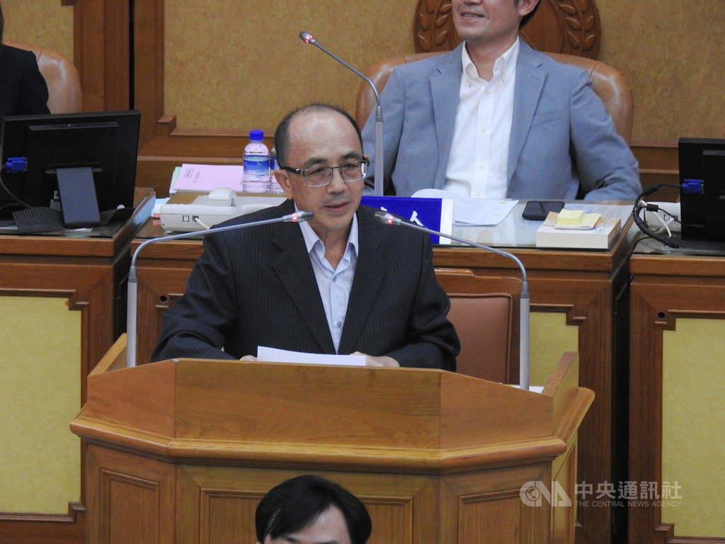 新北市議會16日二讀通過「新北市污水下水道使用費徵收自治條例」草案,新北市水利局長宋德仁(中)表示,預定明年元旦起隨水費附徵污水費。中央社記者王鴻國攝 109年7月16日
