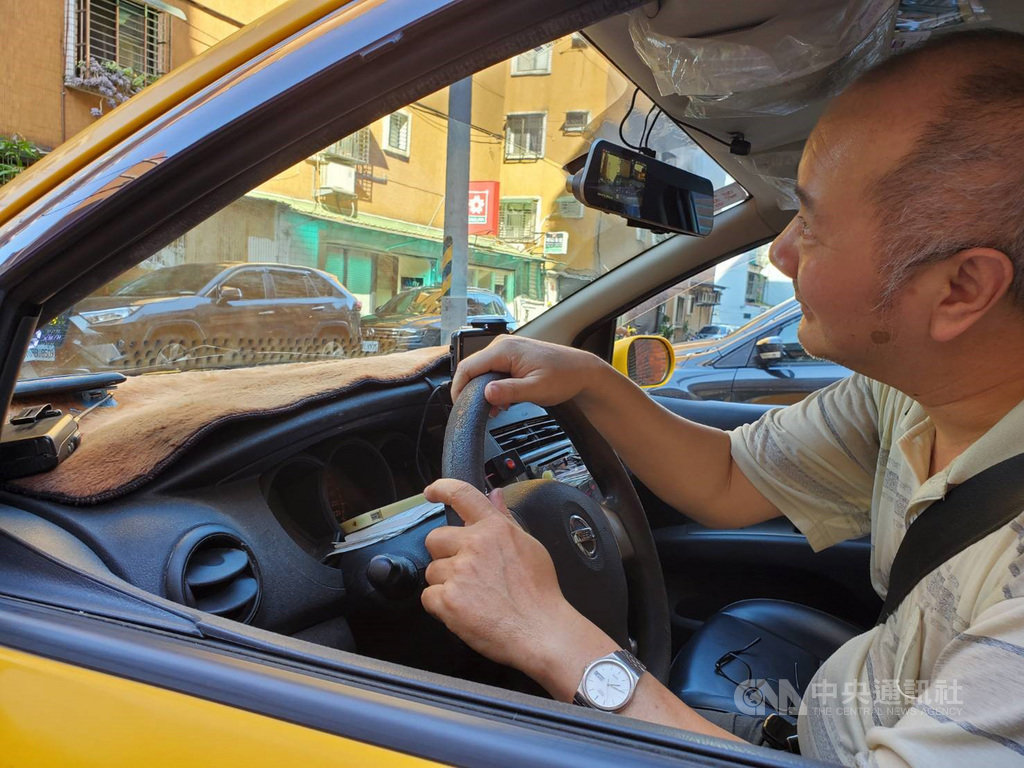 51歲陳姓計程車司機開車常看不清前方車輛車牌及路名,也看不清導航,常開錯路和客人吵架。經就醫才發現竟是糖尿病導致黃斑部水腫。(中華民國視網膜醫學會提供)中央社記者陳偉婷傳真 109年7月16日