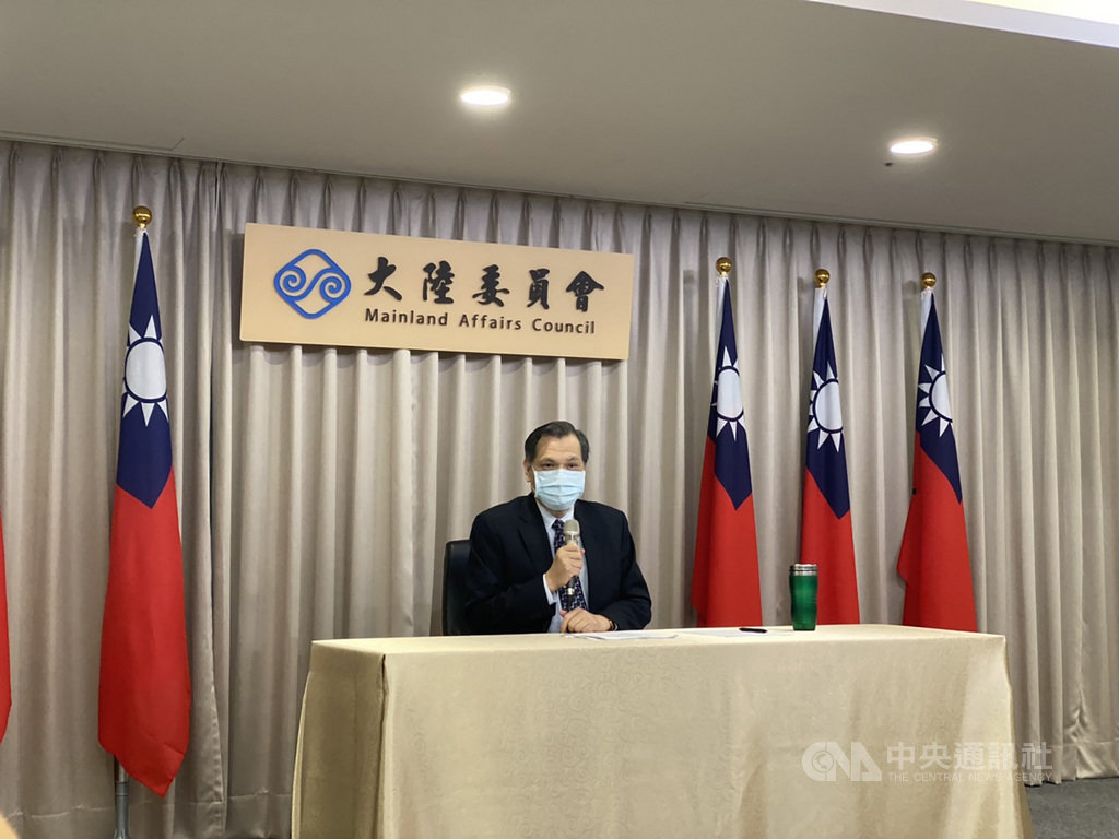 大陸委員會16日舉行例行記者會;針對港府若藉港區國安法,要求駐港機構提供涉港活動資料,駐港機構是否配合等詢問,陸委會主委陳明通在回應時強調,「絕無可能」。中央社記者賴言曦攝 1090716
