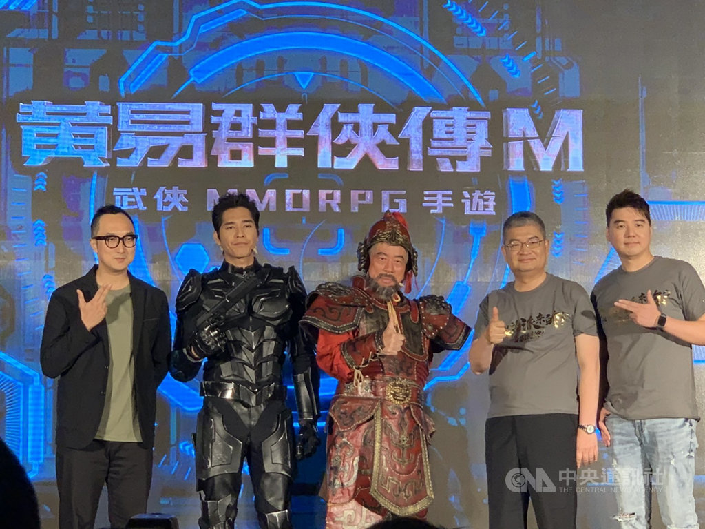 中華網龍自製研發的重量級手遊「黃易群俠傳M」,預計20日台港澳正式上線,初期規劃砸下逾新台幣5000萬元行銷費用。圖說左起導演奚岳隆、遊戲代言人藍正龍、智冠集團董事長王俊博、中華網龍總經理呂學森、遊戲製作人莊凱雄。中央社記者韓婷婷攝 109年7月16日