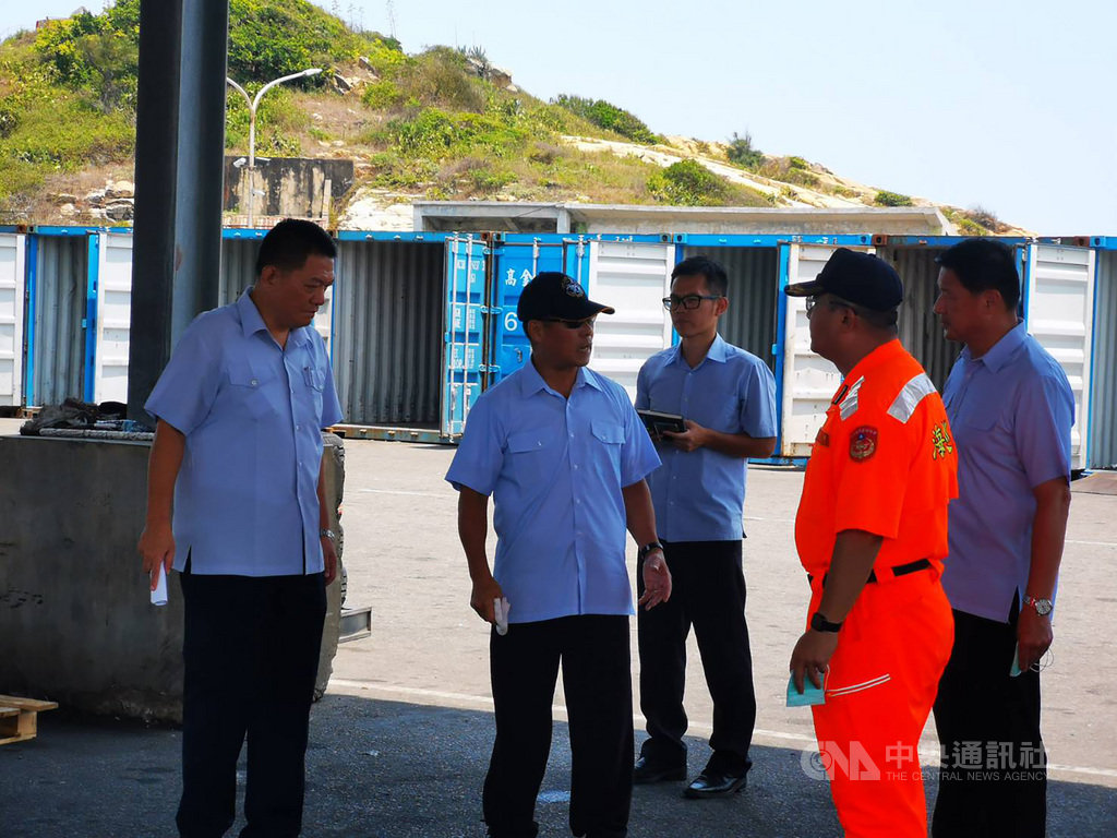 金門縣日前爆發台灣地區首例牛結節疹疫情,海洋委員會海巡署16日晚間表示,副署長許績陵14、15日率金馬澎分署副分署長宋子陽駐島督導金門地區,針對各項邊境查緝及防疫工作逐一研討勤務部署,精進作為,以防止疫情擴散。(海巡署提供)中央社記者黃麗芸傳真 109年7月16日